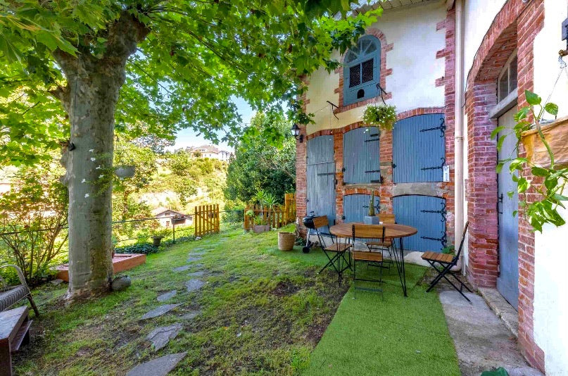 MAISON DE MAITRE + DEPENDANCE - PISCINE - SALLE CINÉ - VERANDA - JARDIN