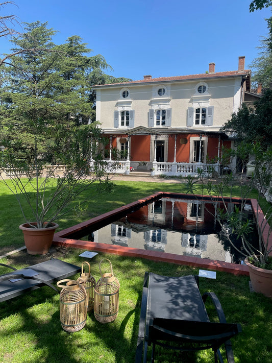 MAISON DE MAITRE + DEPENDANCE - PISCINE - SALLE CINÉ - VERANDA - JARDIN